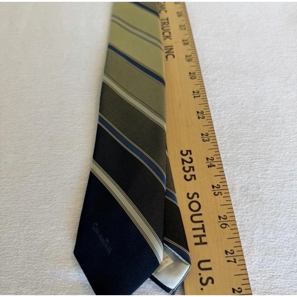 Vintage Oscar De La Renta Mens Silk Blend Tie Navy Blue Gold Diagonal‎ Stripe